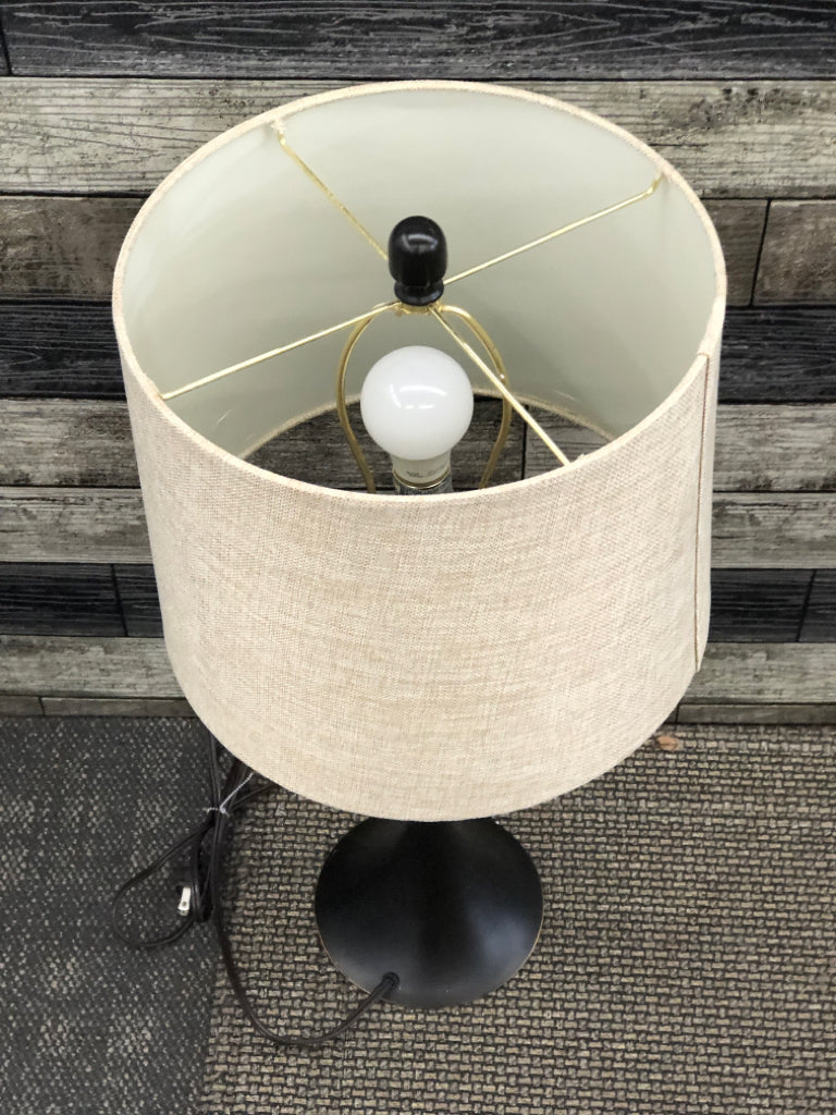 BRONZE BASE TABLE LAMP W/TAN TEXTURED SHADE.