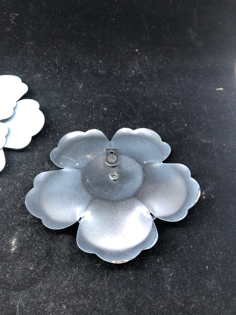 2 BLUE FLOWER WALL HANGINGS.