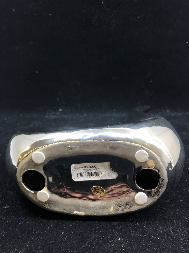 SILVER CERAMIC SWIRL DESK DECOR.