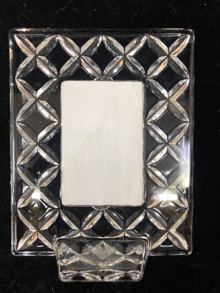 SMALL CRYSTAL PICTURE FRAME.