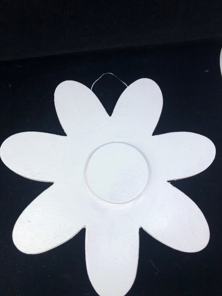 WHITE FLOWER WALL HANGING.