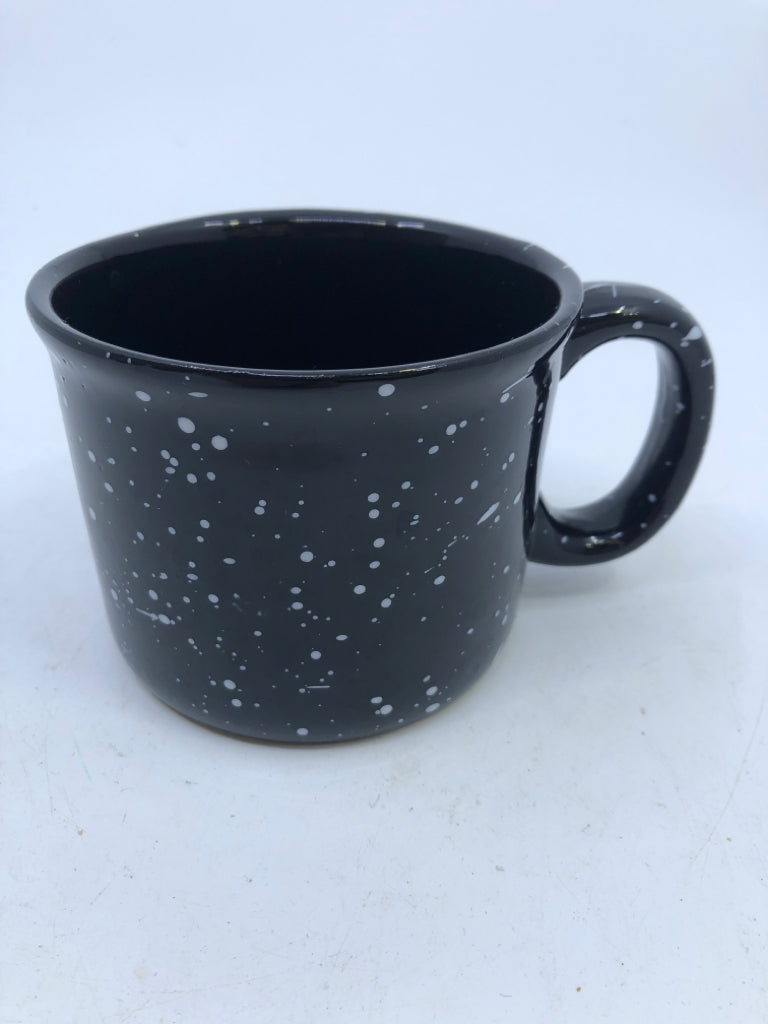 BLACK/ WHITE MUG