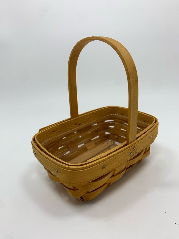1999 PARSLEY SMALL BASKET W/HANDLE AND PLASTIC INSERT.