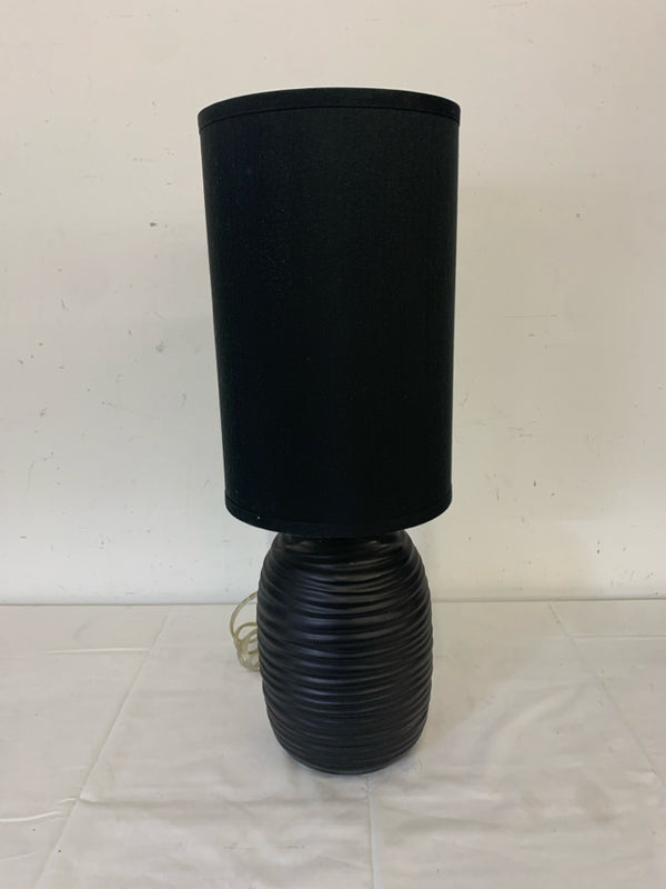 BLACK SLIGHTLY RIBBED BASE LAMP W BLACK SHADE.