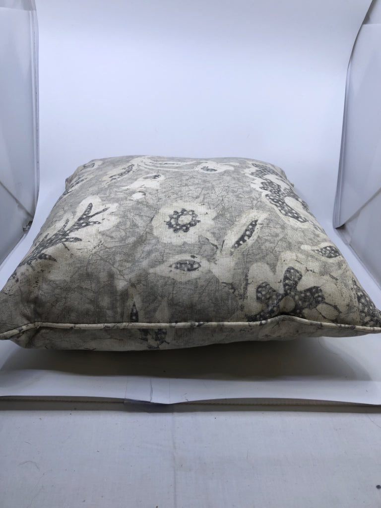 GREY PATTERN SQUARE PILLOW.