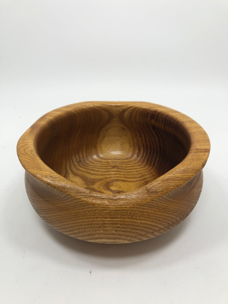 WOOD CARVED BOWL.