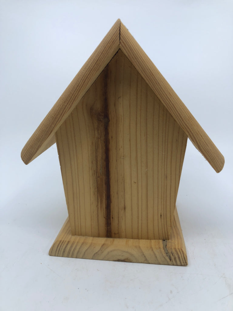 UNFINISHED WOOD BIRDHOUSE.