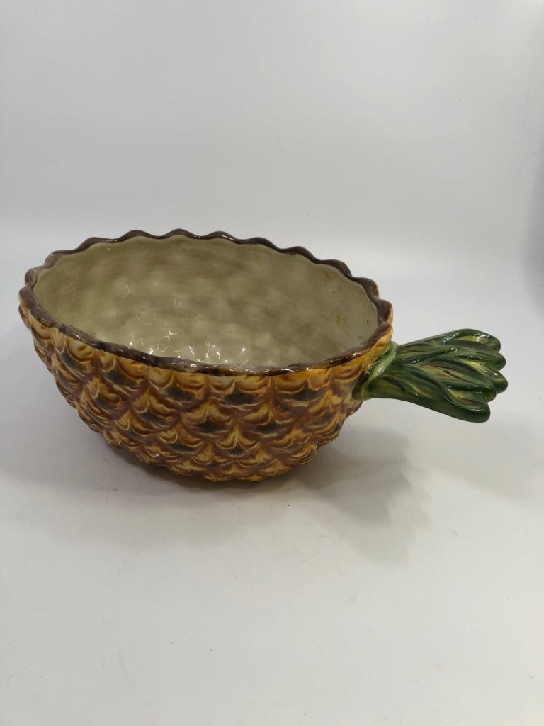 CERAMIC PINEAPPLE SERVING BOWL.