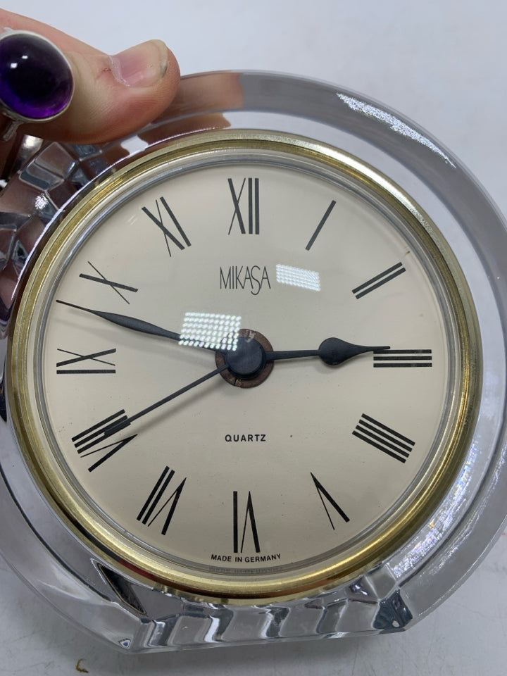 QUARTZ CIRCLE CRYSTAL CLOCK ROMAN NUMERALS.