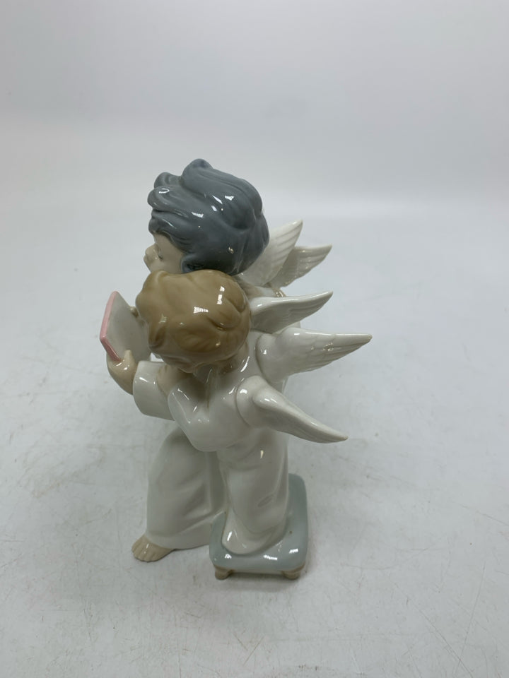GROUP OF ANGELS SIGNING CHOIR LLADRO #4542.