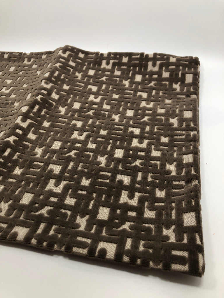 BROWN/NEUTRAL TONED GEOMETRIC VELVET PILLOW COVER.