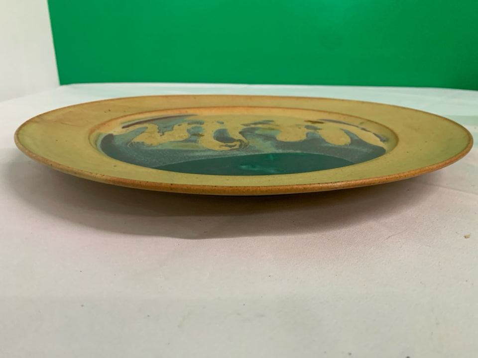ROUND POTTERY PLATE.