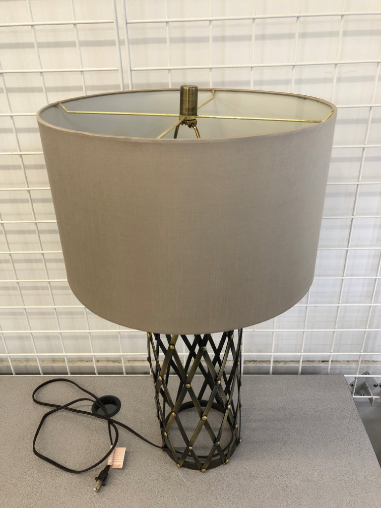 GEOMETRIC METAL TABLE LAMP.