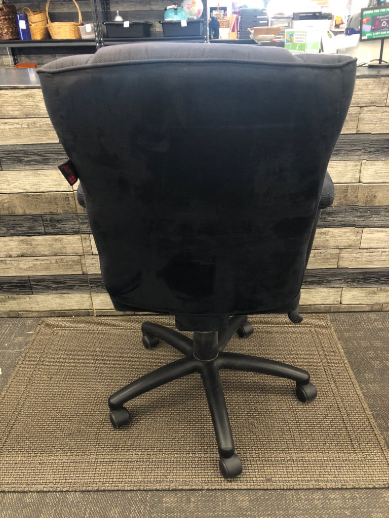 BLACK OFFICE CHAIR.