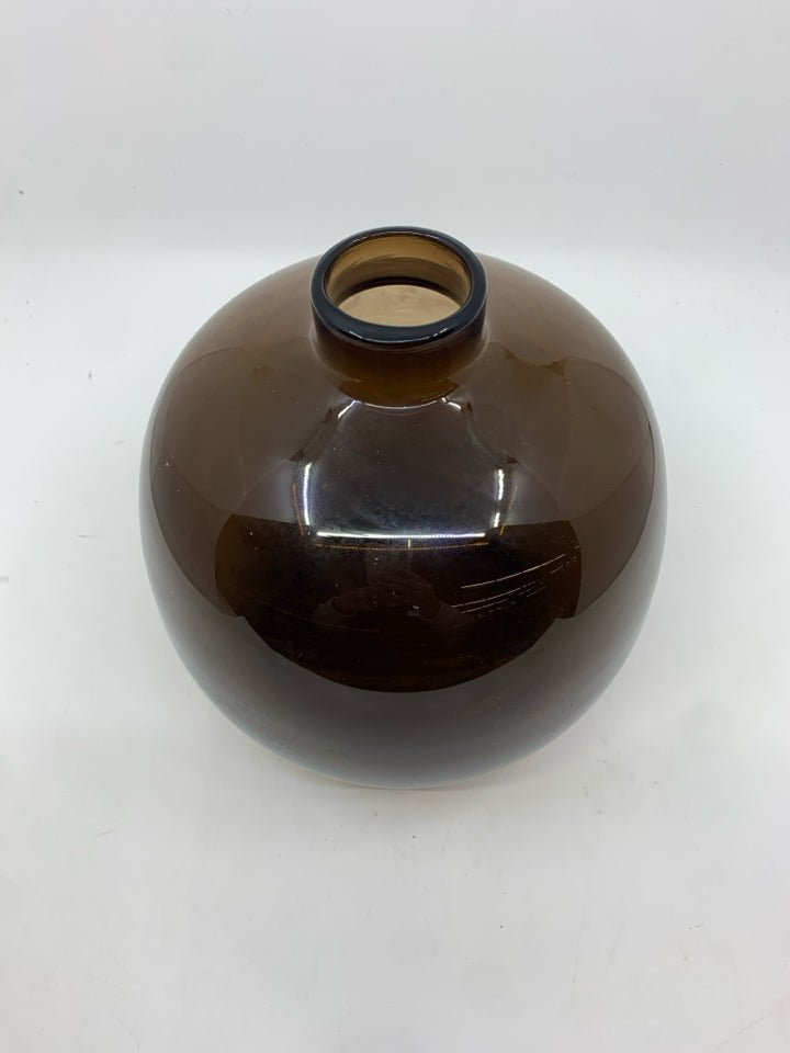 BROWN CIRCLE GLASS VASE W/ STUBBY NECK.