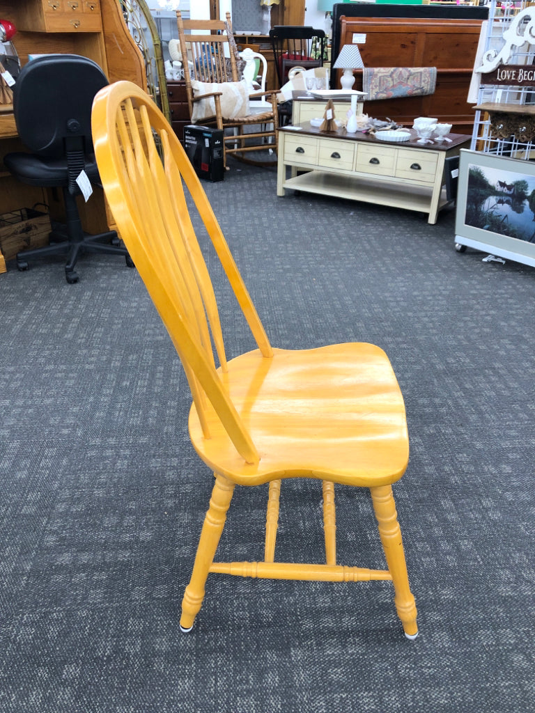 PATENT LIGHT BLONDE WOOD TABLE 6 CHAIRS 2 EXTRA LEAVES STORED IN TABLE.