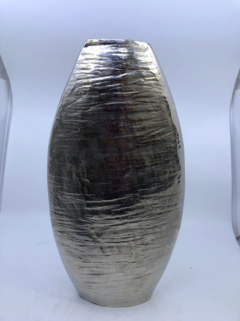 TALL SILVER SKINNY VASE W/TEXTURED SIDES.