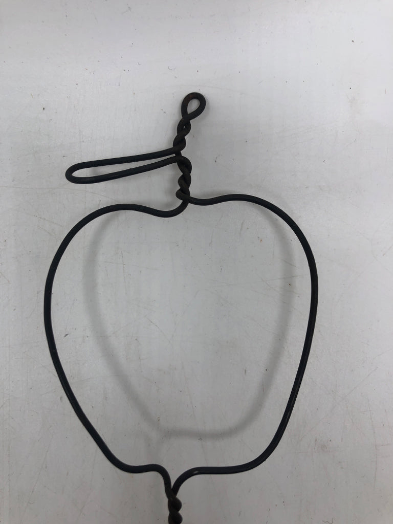 RED ORCHARD APPLES BLOCK SIGN W/METAL APPLE HANGER.