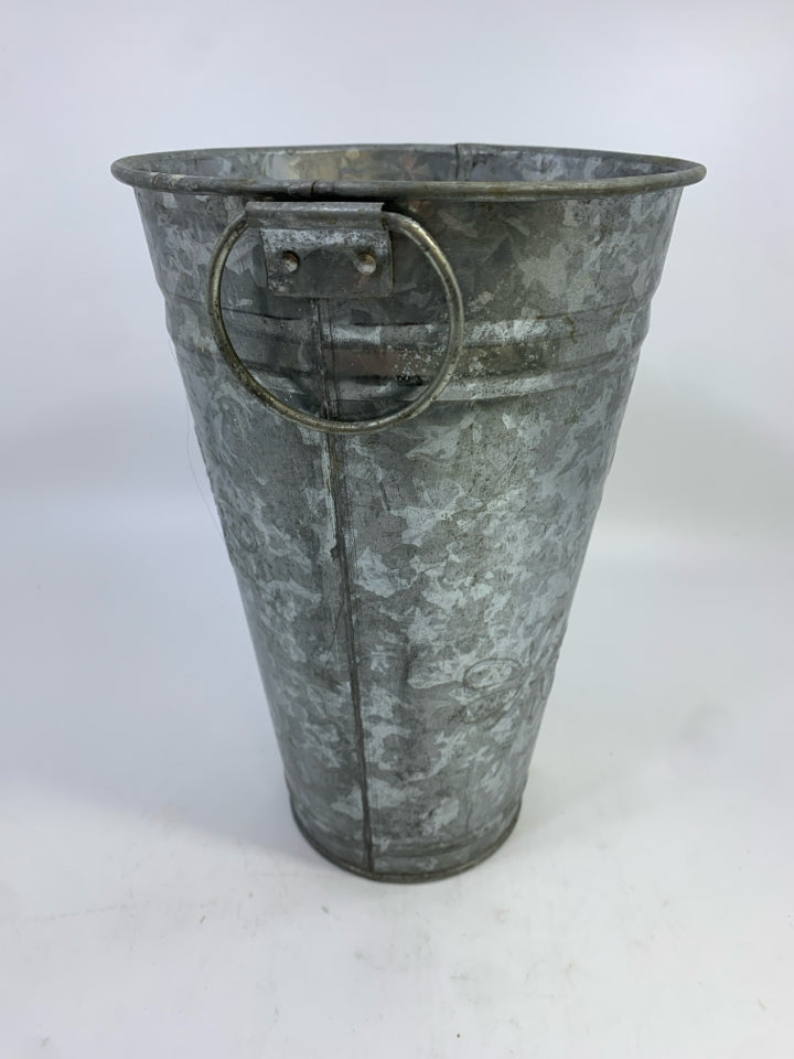GALVANIZED METAL FLOWER BUCKET.