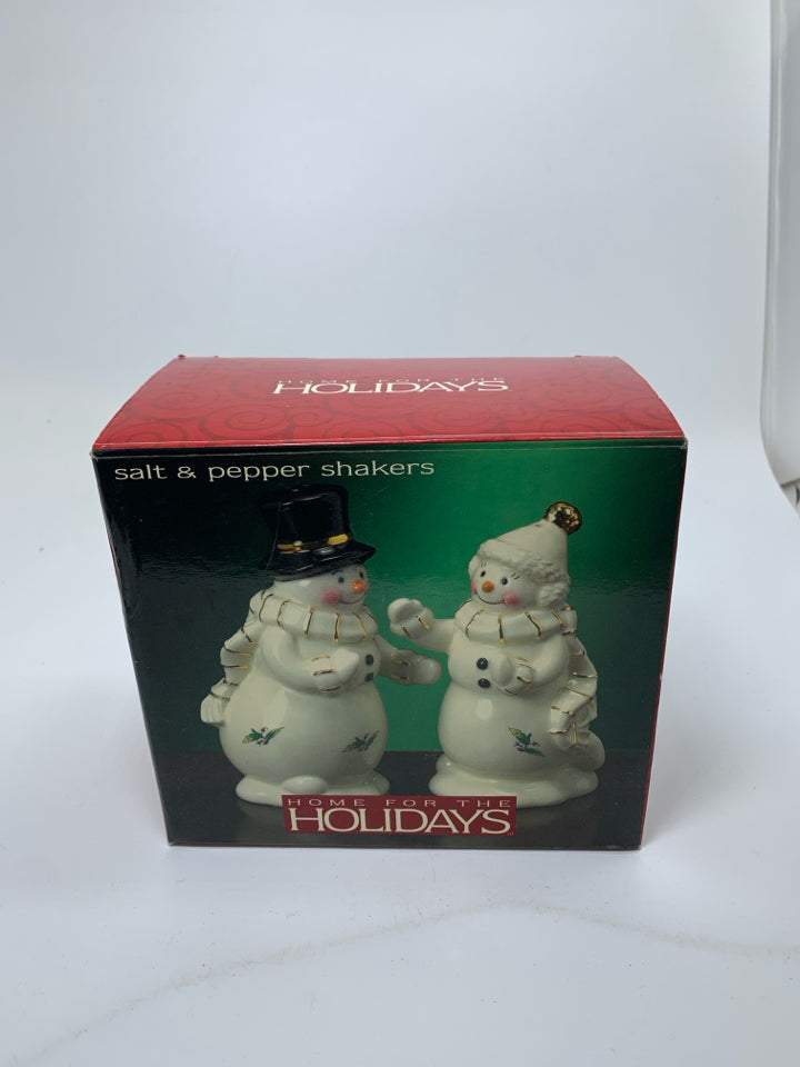 IN BOX HOME OF THE HOLIDAYS SNOWMAN COUPLE HUGGING.