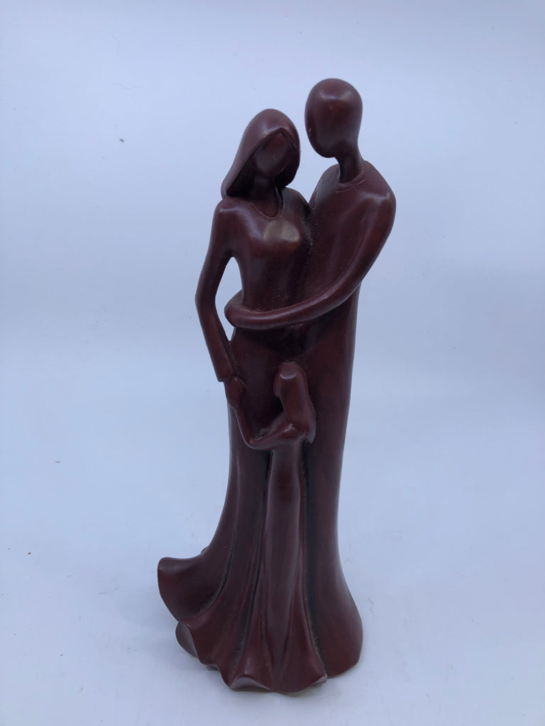 MAROON FAMILY HUGGING ABSTRACT DECOR.