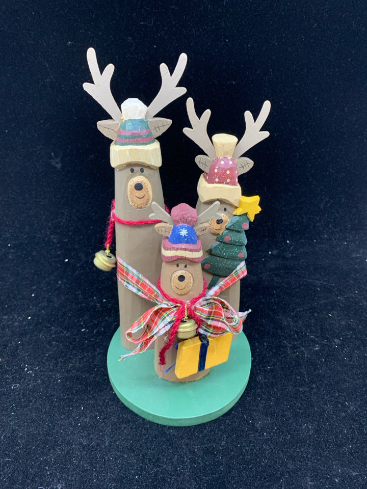 WOOD STANDING REINDEER FAMILY.