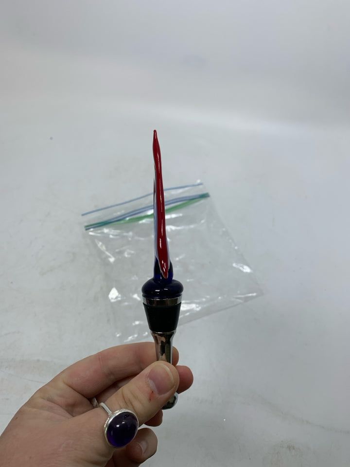 TRIANGLE BLOWN GLASS WINE STOPPER IN BAG.