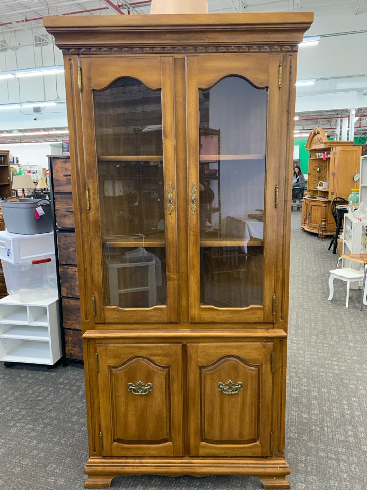 SOLID WOOD CORNER HUTCH W 2 SHELVES AND CABINETS.