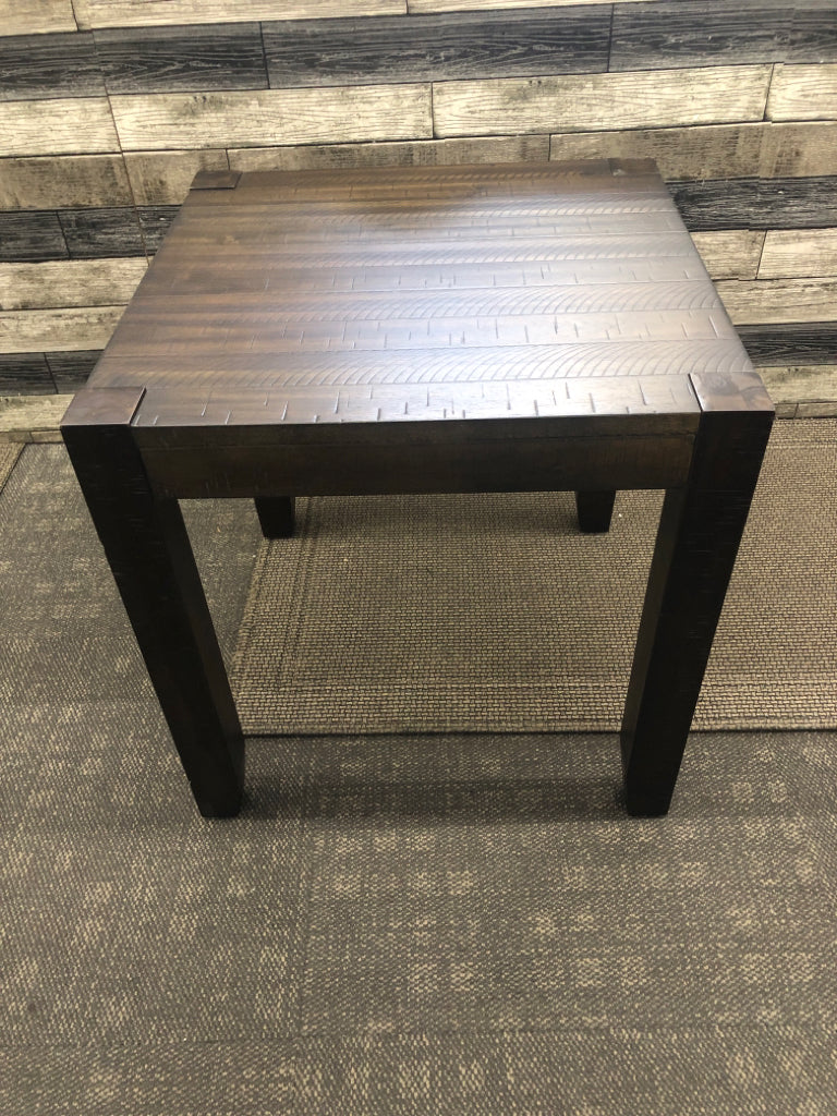 DARK BROWN WOOD SLAT STYLE END TABLE.