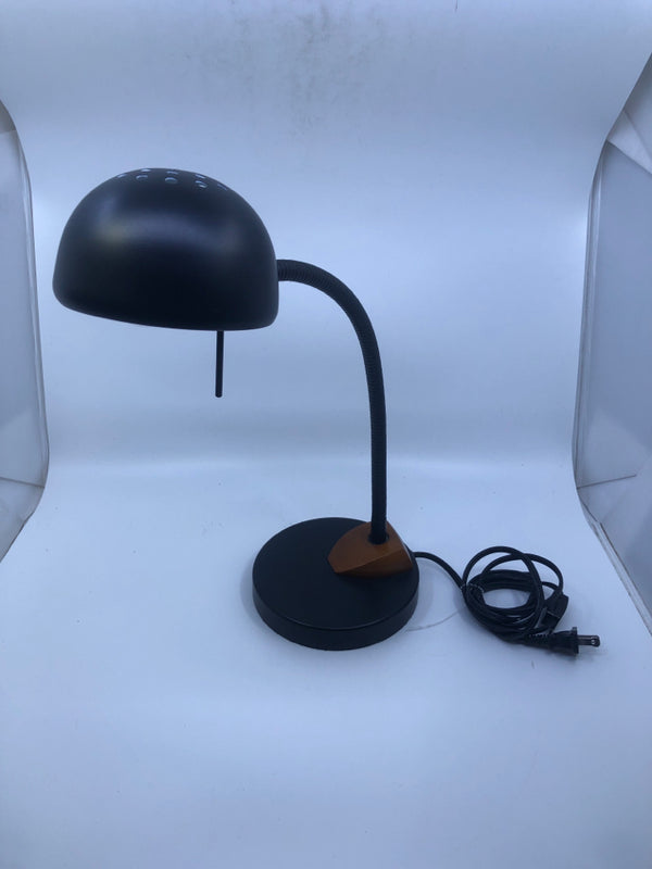 BLACK ADJUSTABLE DESK LAMP.