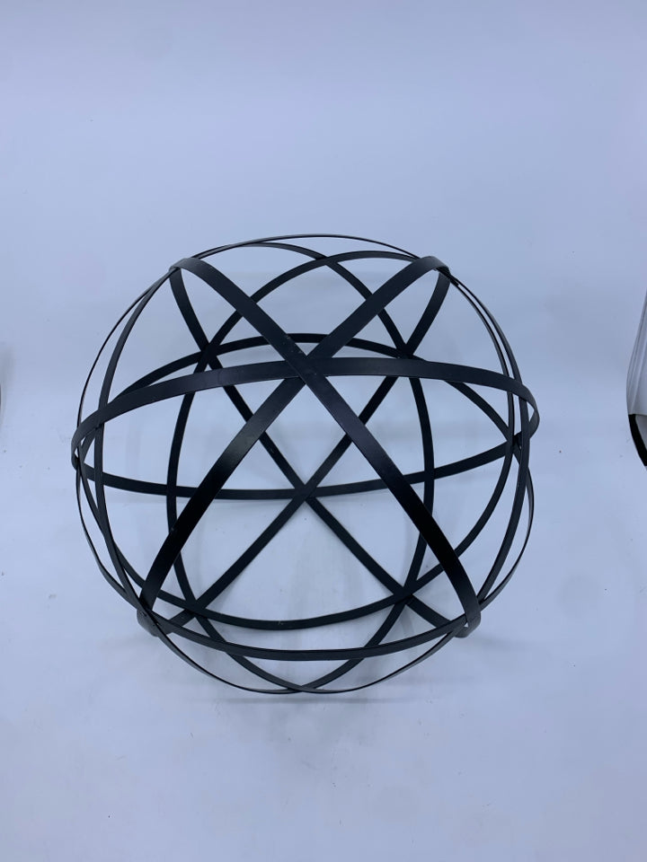 BLACK METAL SPHERE DECOR.