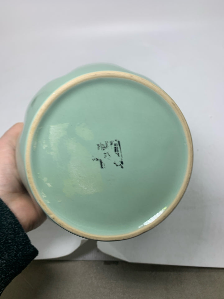 CERAMIC PLANTER W/ SCALLOP EDGE.