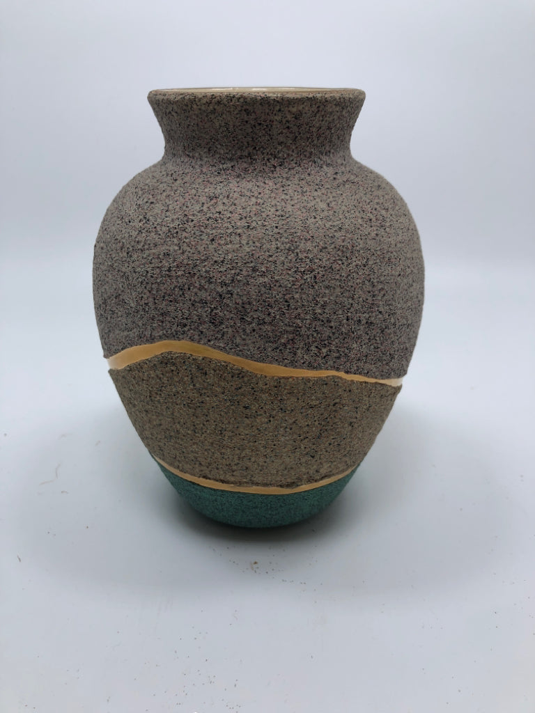 DESERT PAINTED SPECKLE VASE.