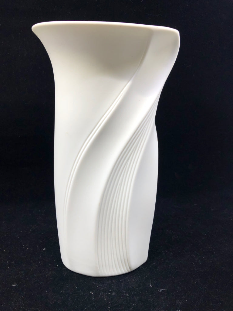 VTG WHITE CERAMIC VASE W WAVY EDGE.