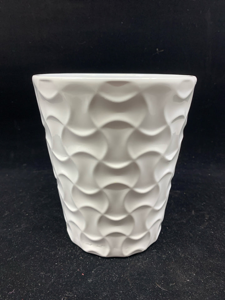 WHITE TEXTURED CERAMIC PLANTER.