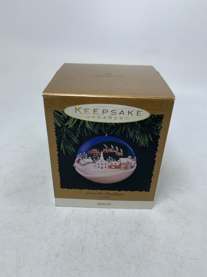IN BOX VTG HALLMARK OVE THE ROOFTOPS LIGHT ORNAMENT.