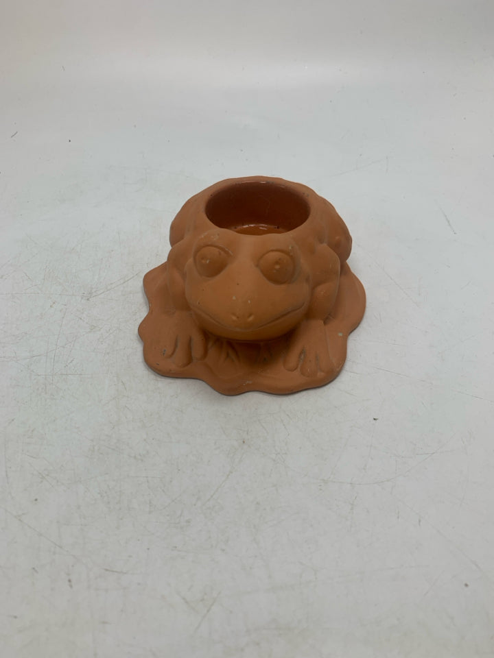 FROG TEA LIGHT HOLDER.