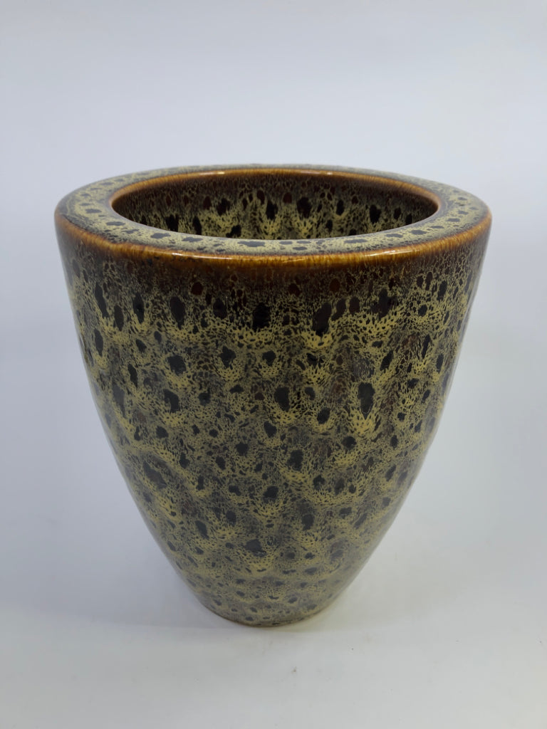 BROWN/CREAM SPECKLED CERAMIC PLANTER.