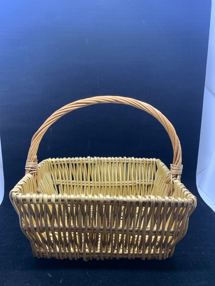 BLONDE SQUARE BASKET W/ HANDLE.