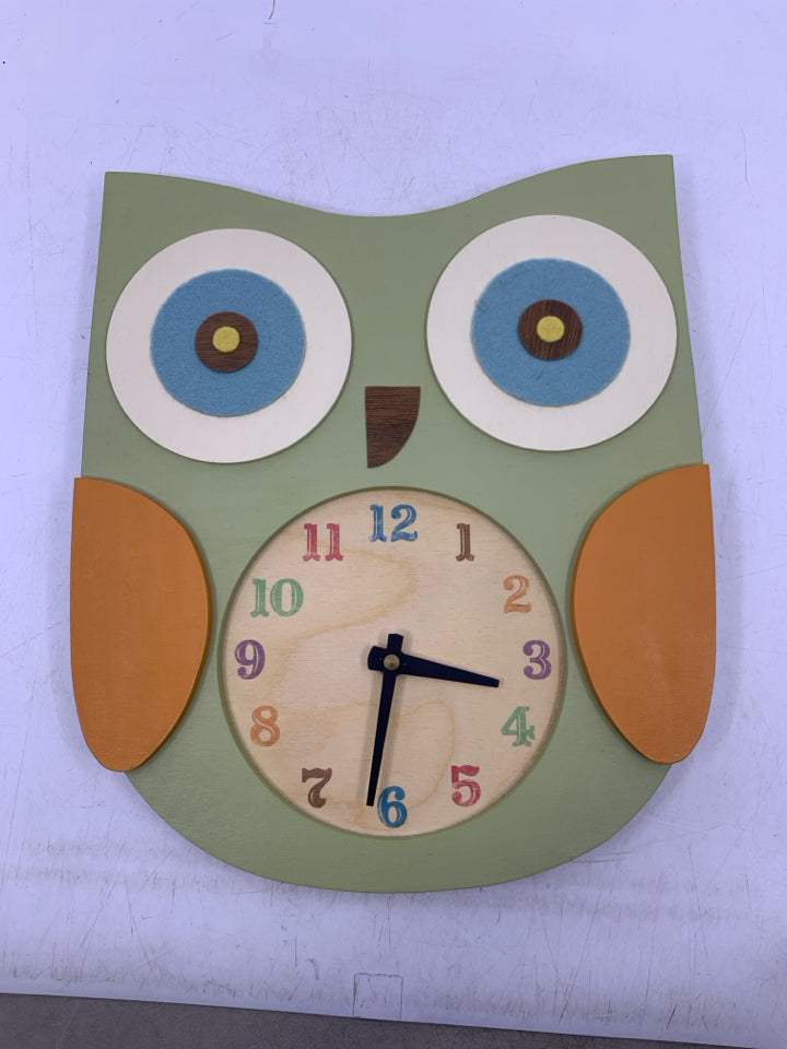 GREEN OWL CLOCK TREE BY KERRI LEE.