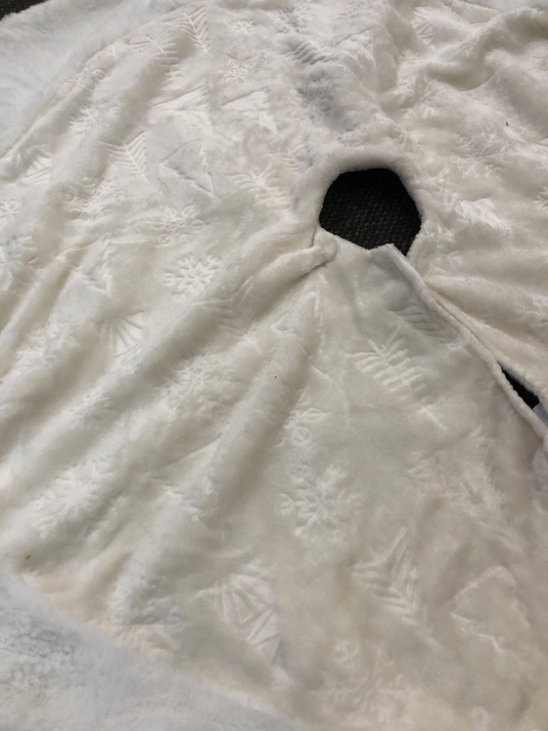 WHITE PLUSH TREE SKIRT.