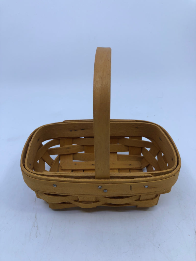 2000 SMALL ROUNDED RECTANGLE BASKET WITH HANDLE.