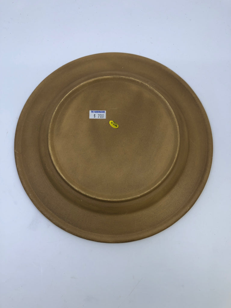TAN PRIMITIVE MERRY CHRISTMAS PLATE.