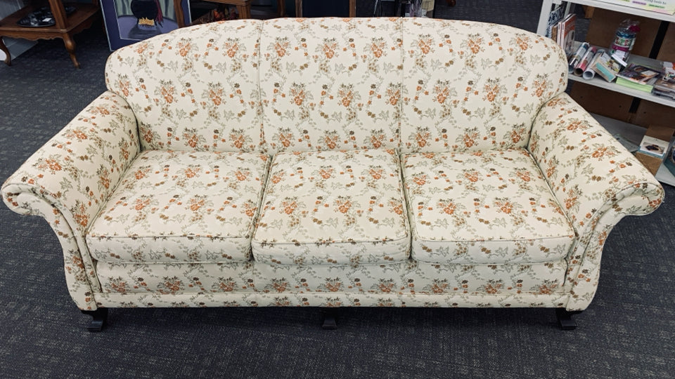 VTG FLORAL W/ DARK LEGS CREAM COUCH.