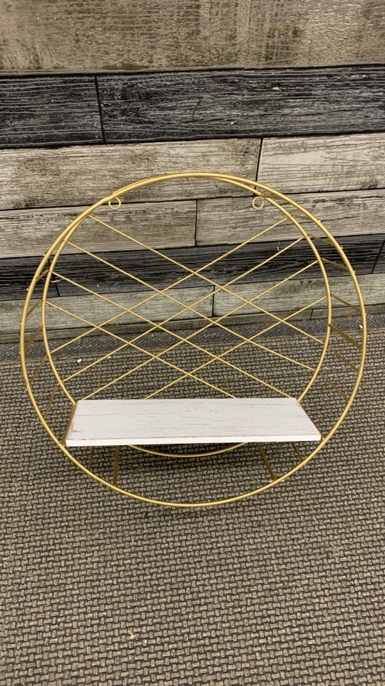 ROUND METAL GOLD WALL HANGING W/DISTRESSED WOOD SHELF.