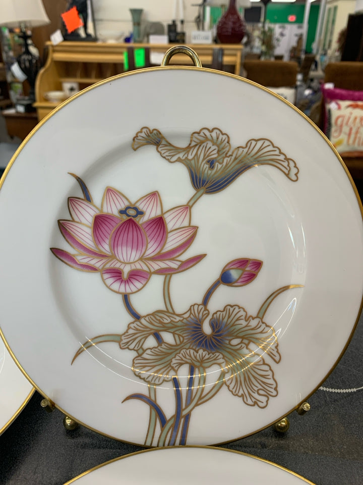 4 FLORAL DESSERT PLATES W GOLD ACCENTS.