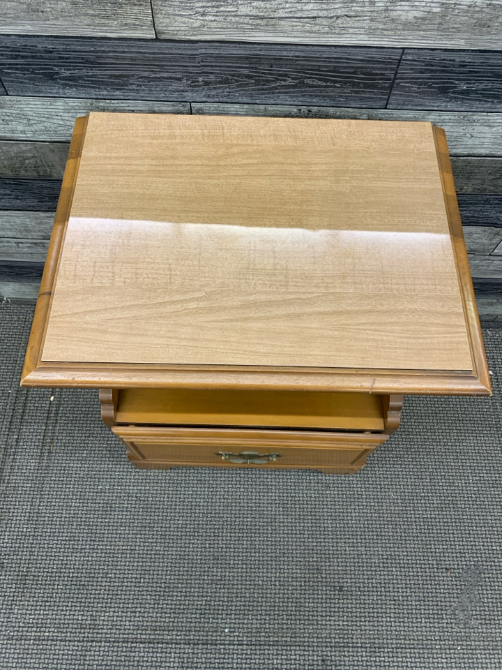 DARK WOOD NIGHT STAND W 1 DRAWER.