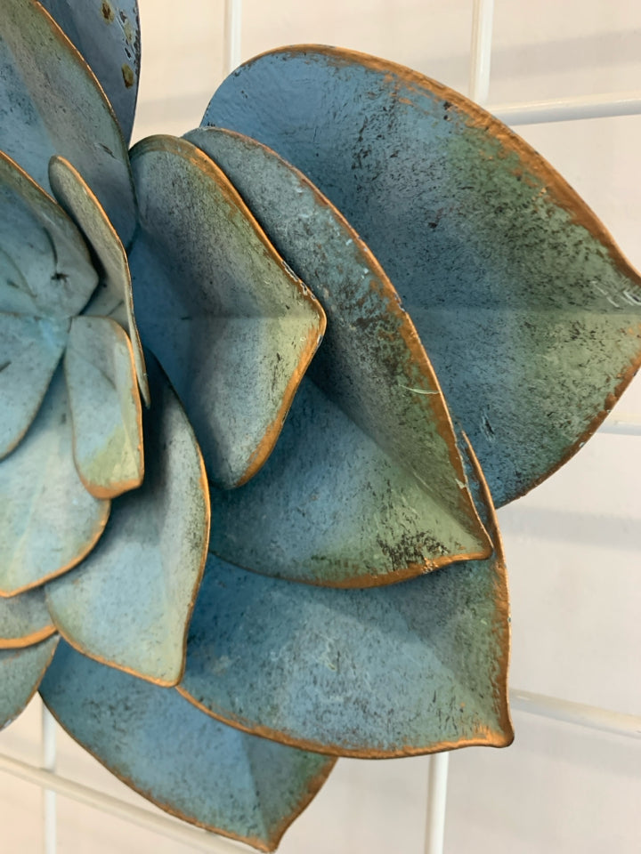 BLUE METAL FLOWER WALL DECOR.