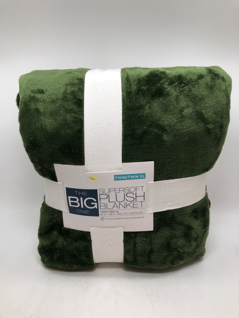 NIP GREEN PLUSH TWIN BLANKET.