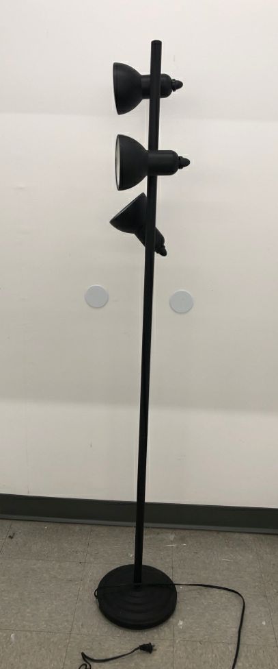 BLACK FLOOR LAMP W ADJUSTABLE LAMP HEADS.